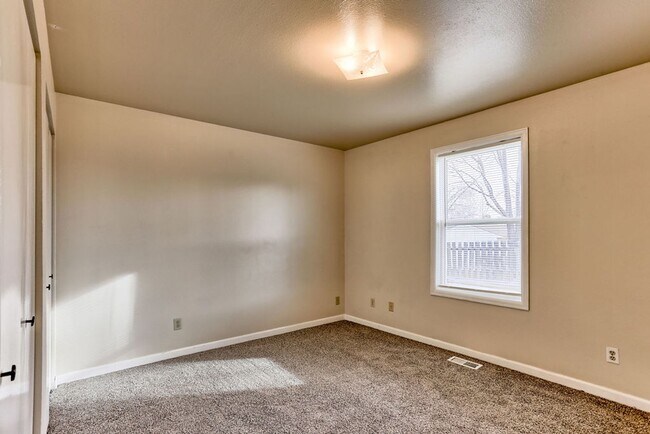 Building Photo - Charming West Fort Collins Rental!