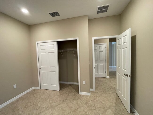 Building Photo - ***Move-In Special: 2 Weeks Free Rent! | B...