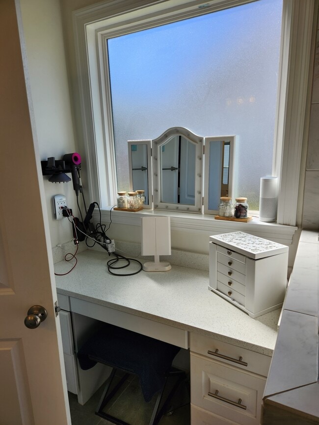 Building Photo - 5855 Vlg Rdg Wy