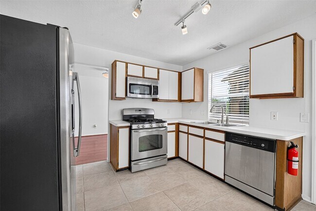Building Photo - 1806 Oak Ridge Dr