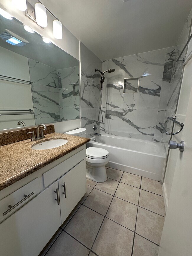 Building Photo - 537 Evergreen St