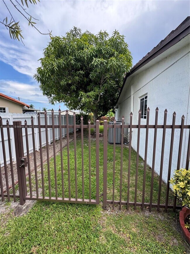 Building Photo - 10420 SW 52nd St