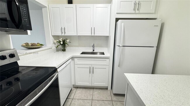 Building Photo - 10389 N Kendall Dr