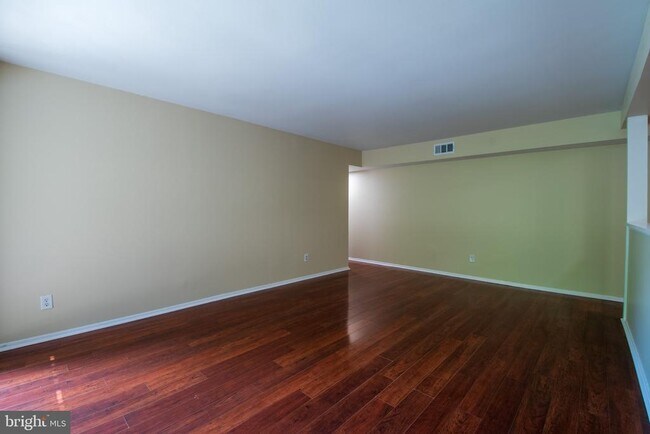 Building Photo - 907 Meadow Woods Ln