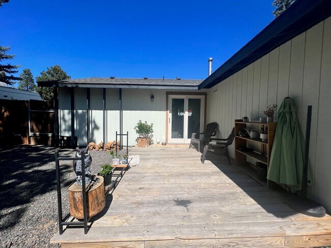 Building Photo - 948 SE Polaris Ct