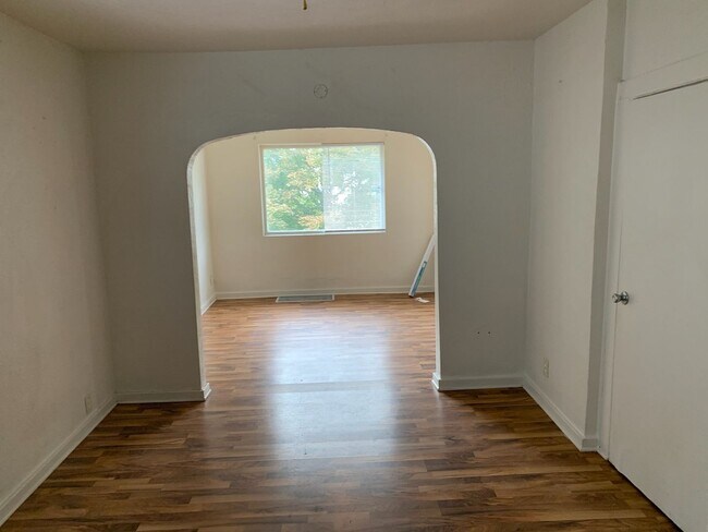 Building Photo - 3 or 4 bedroom (3 bedrooms+ bonus room) House in Rum Village