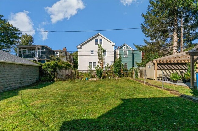 Building Photo - 15 1/2 Bayview Ave