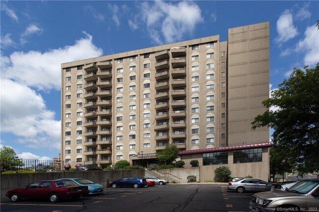Building Photo - 111 deKoven Drive