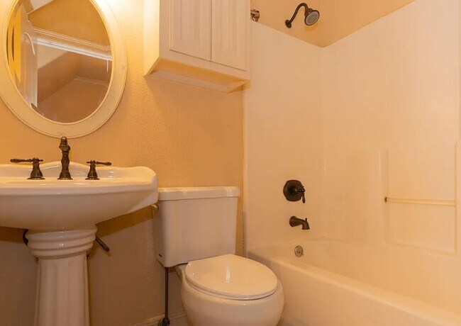 Building Photo - 7 Stonebrook Ct