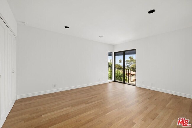 Building Photo - 1121 La Collina Dr