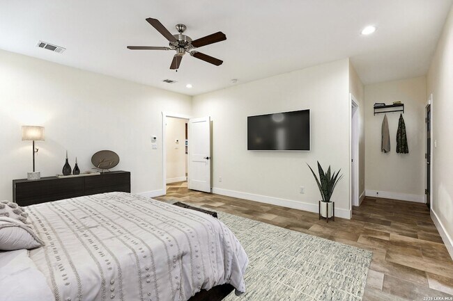 Building Photo - 303 Pendleton Ave