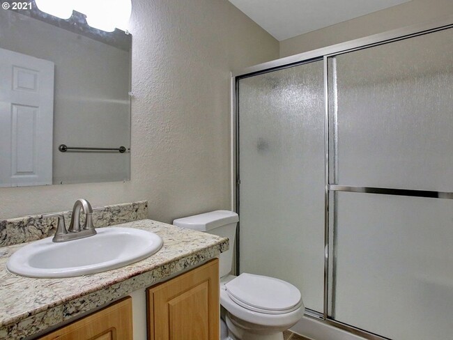 Building Photo - Sunny 2bdrm/2bath Condo in South Beaverton...