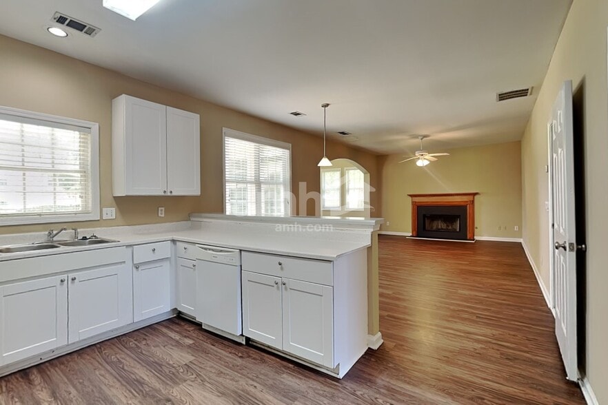 Building Photo - 1852 Clear Springs Ln