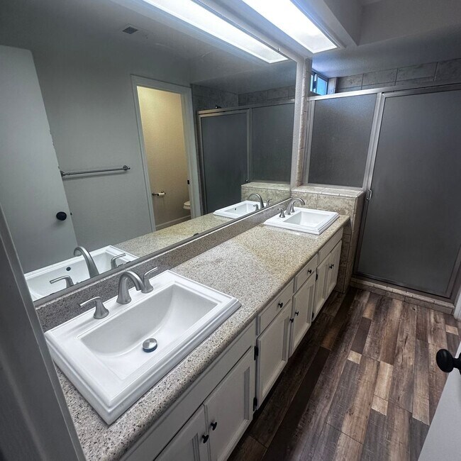 Building Photo - Must See!! Gorgeous 2 Bedroom, 2 Bathroom ...