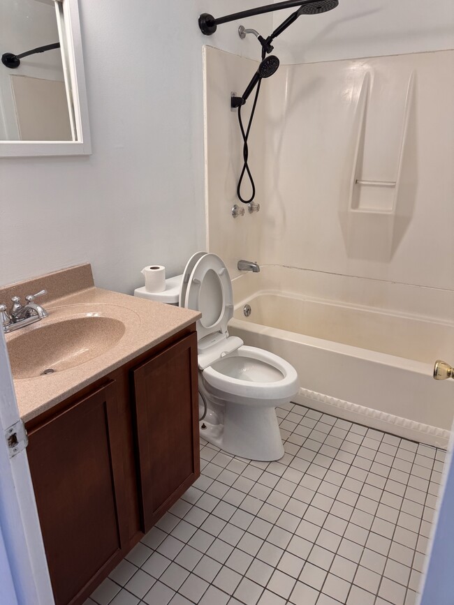 Building Photo - 148 Westbury Park Rd