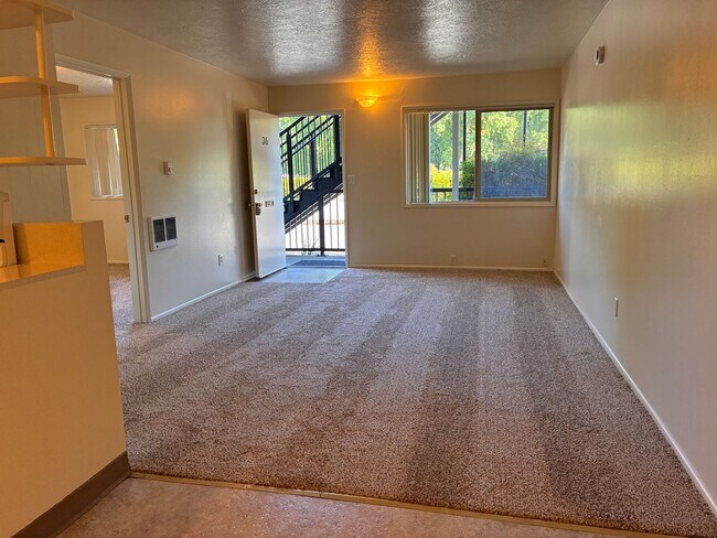 Building Photo - CLOSE-IN SE ::: Next to Park, Spacious, Qu...