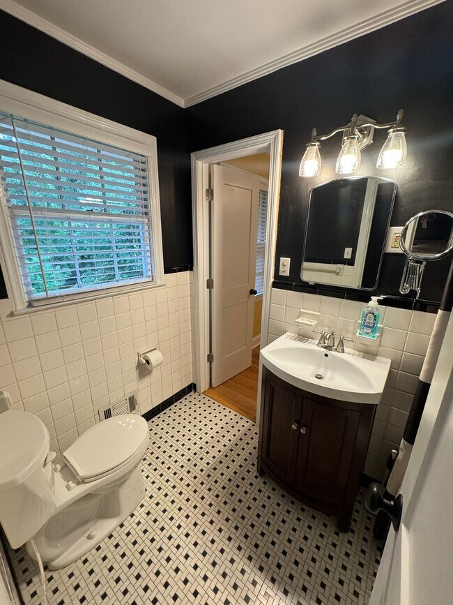 Building Photo - 828 Forest Ridge Dr W