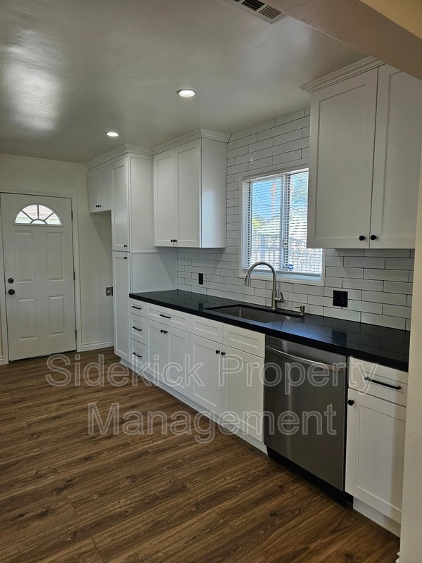 Building Photo - 14115 Oval Dr