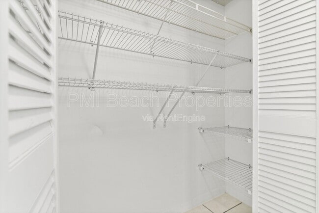 Building Photo - 345 W Laurel Dr