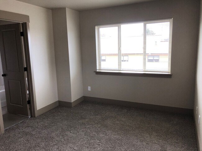 Building Photo - 150 E 15th Ave