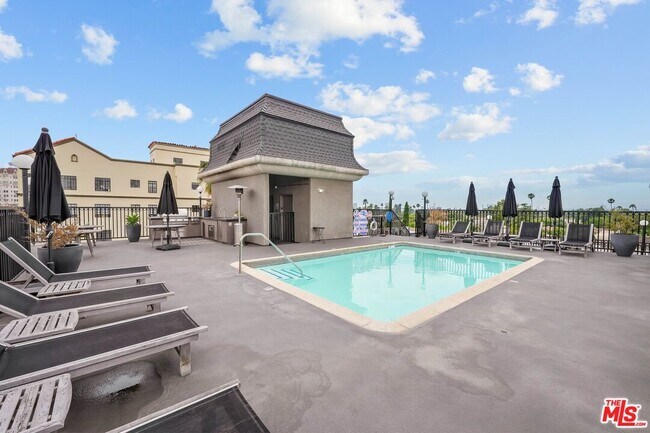 Building Photo - 585 N Rossmore Ave