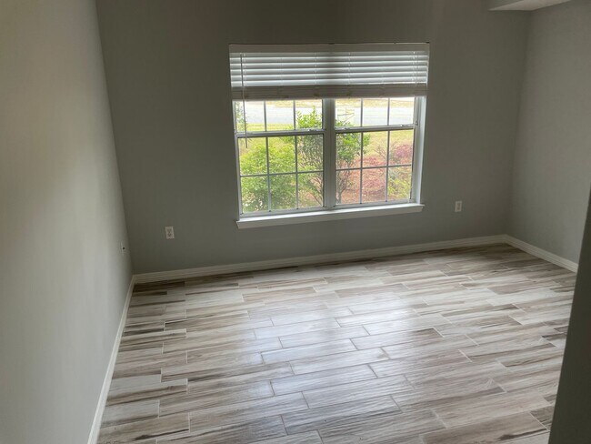 Building Photo - **Move In Special 25% of first month's ren...