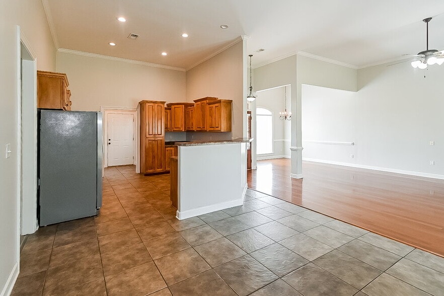 Building Photo - 3376 Valley Crest Dr