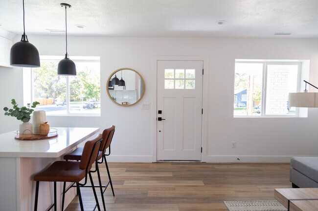 Building Photo - 193 S 400 W