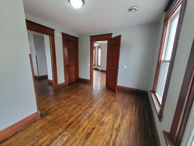 Building Photo - 2047 W 6th St