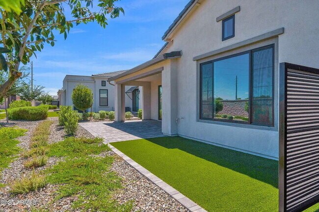 Building Photo - 2648 E Longhorn Ct