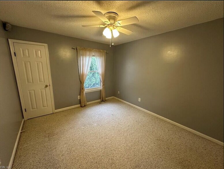 Building Photo - 3930 Roebling Ln