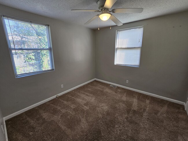 Building Photo - 802 S Kilbourne Rd