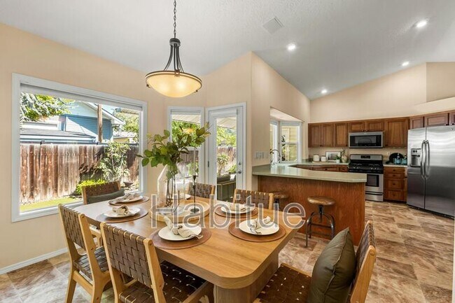 Building Photo - 2160 Dora Ln