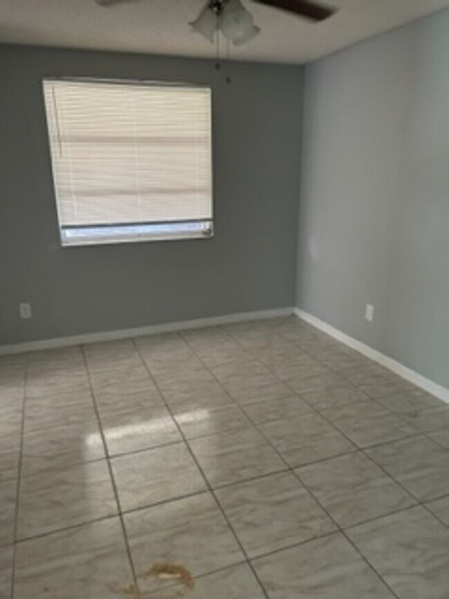 Building Photo - Large  3 bedroom, 2 bath pool home.
