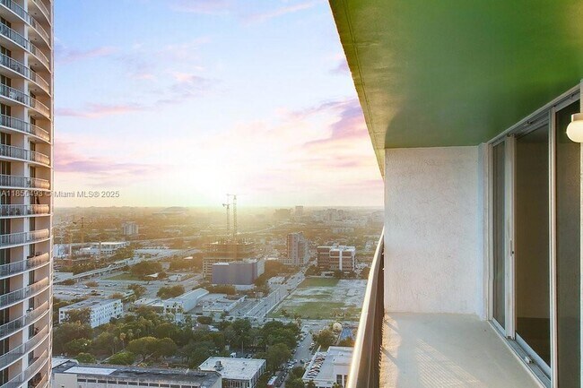 Building Photo - 1756 N Bayshore Dr