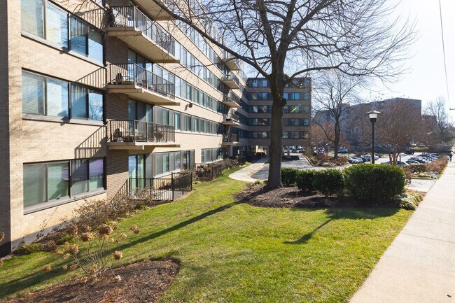 Building Photo - Charming garden-level 2-bedroom, 1-bath home