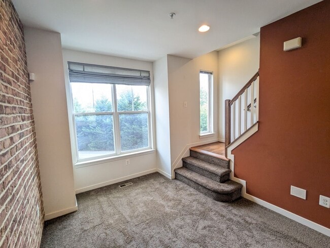 Building Photo - Modern 4 level townhouse available for imm...