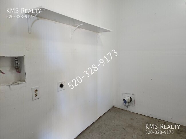 Building Photo - 2565 N Fair Oaks Ave