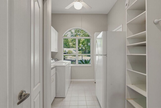 Building Photo - Must See Immaculate 3/2 Rainbow Springs with Lanai