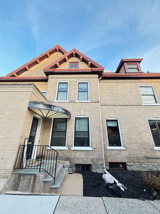 Building Photo - 316 W Broad St