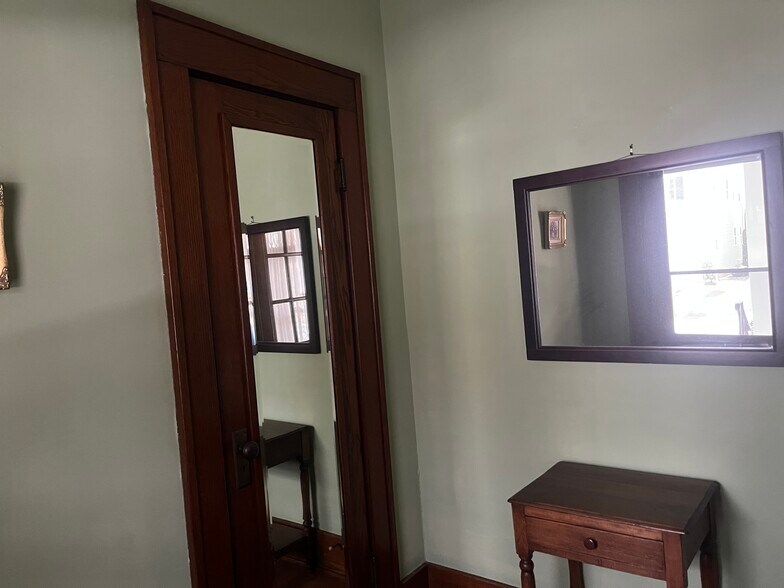 Building Photo - 719 W 2nd St