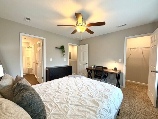 Building Photo - 925 Woody Hills Dr