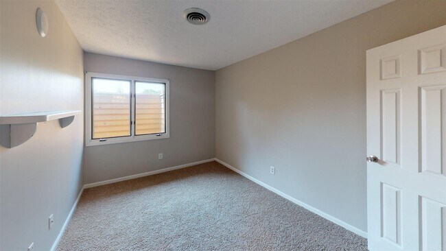 Building Photo - 9621 S Lake Ridge Dr