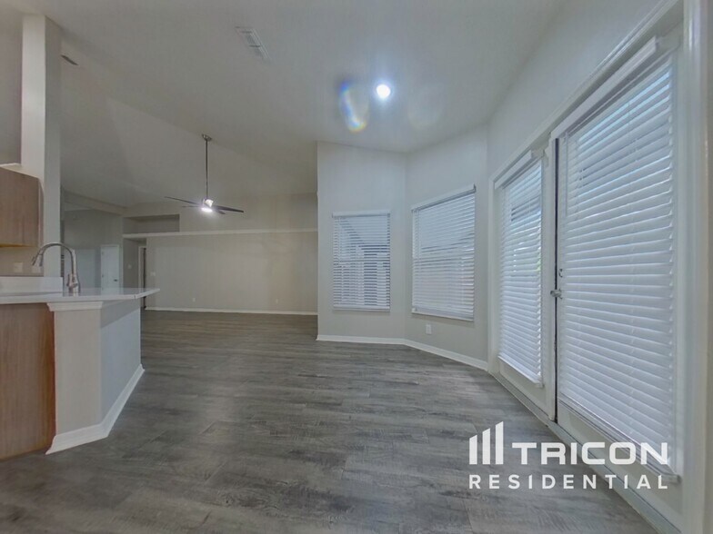 Building Photo - 906 Woodcraft Dr