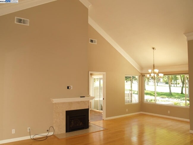 Building Photo - 647 Doral Dr
