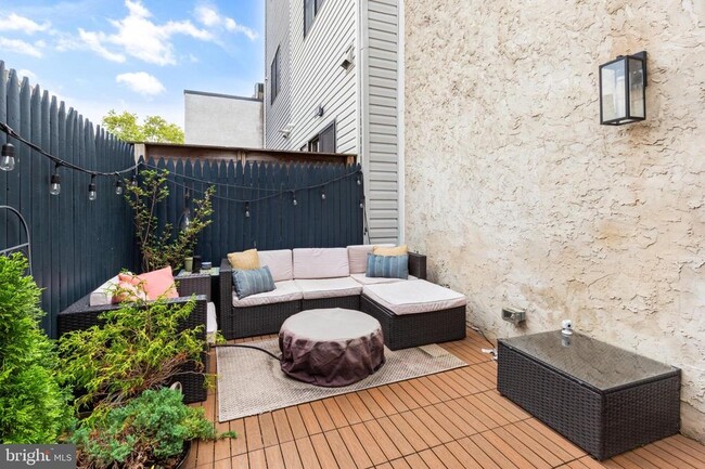 Building Photo - 239 E Thompson St