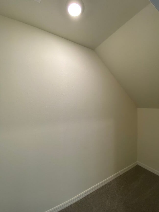 Building Photo - Avalon Woods 4/3/2 ***WON'T LAST***