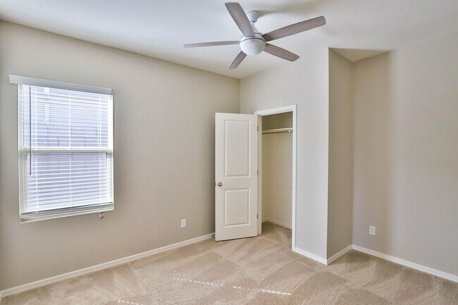Building Photo - Spacious 4 bed 3 bath