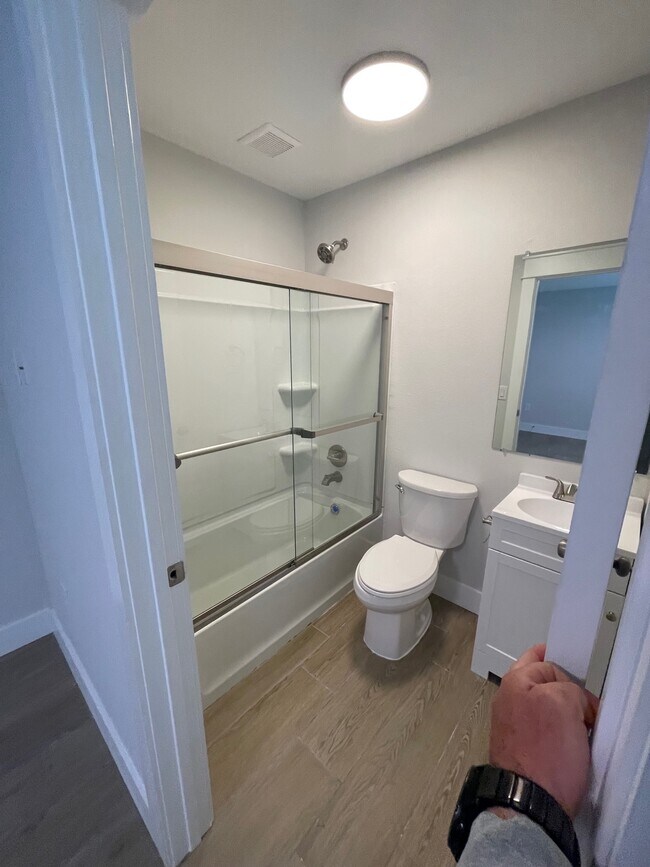 Building Photo - 51 Yacht Club Dr NE