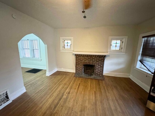 Building Photo - Nicely remodeled 2 bedroom 1 bath home in ...